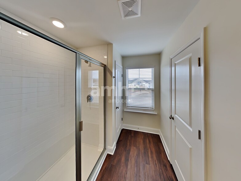 Building Photo - 2128 Williamshire Ln
