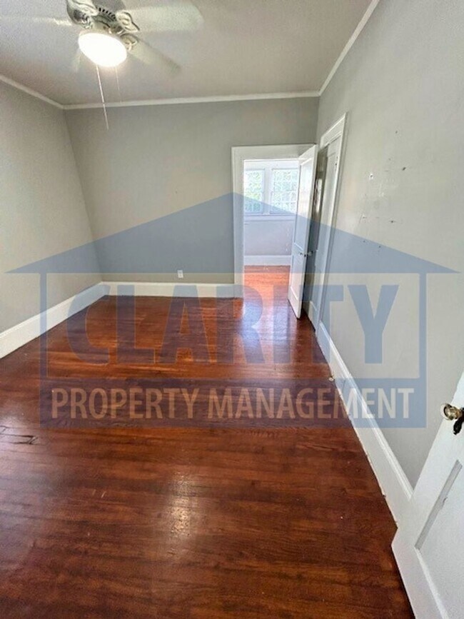 Building Photo - Two bedroom home in historic downtown Clev...