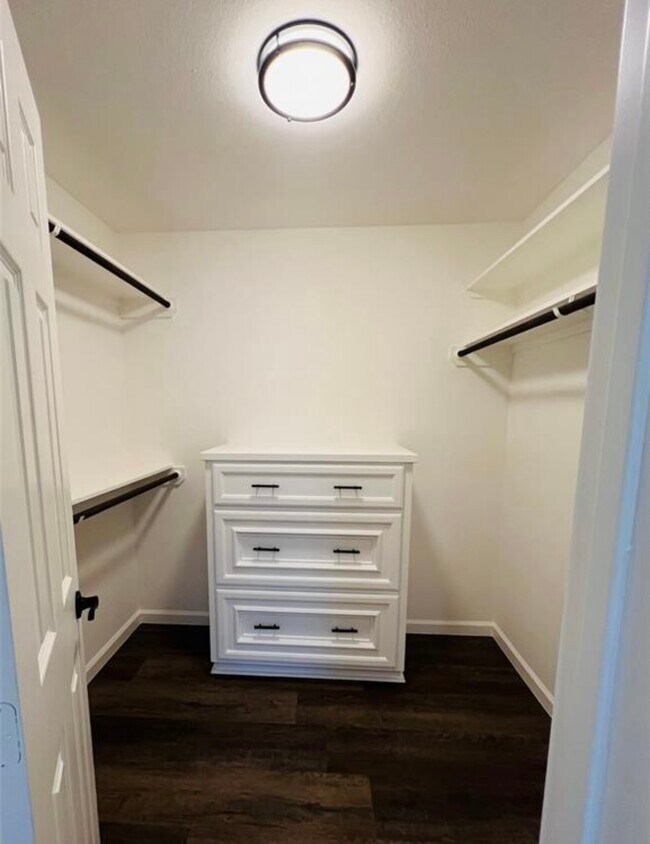 Building Photo - 340 Oak Ridge Dr