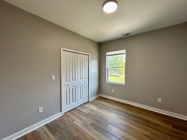 Building Photo - Charming 3-Bedroom 2 Bathroom Duplex in th...