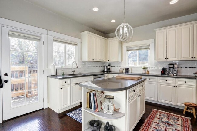 Building Photo - Beautifully Renovated 5 Bedroom Midtown Home