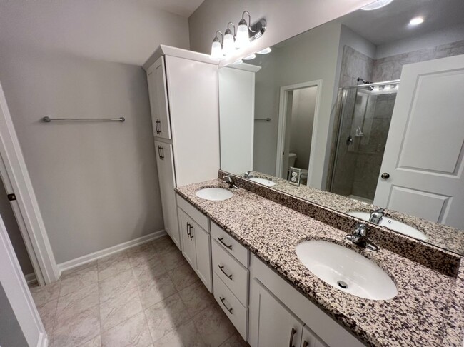 Building Photo - Spacious, Like-New Townhome with Premium F...