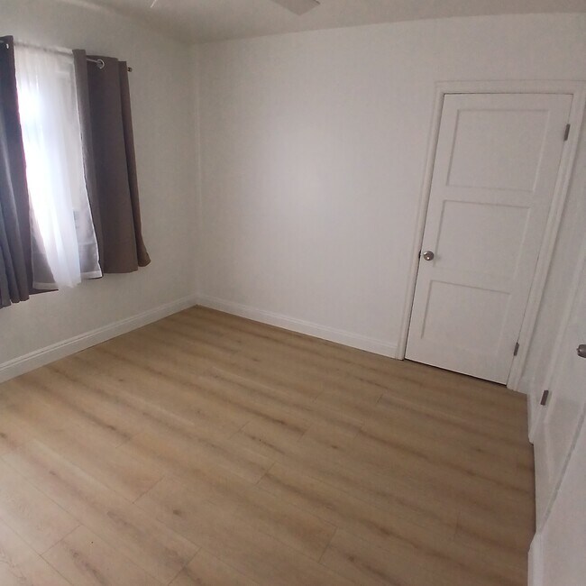 Building Photo - 434 S Del Mar Ave