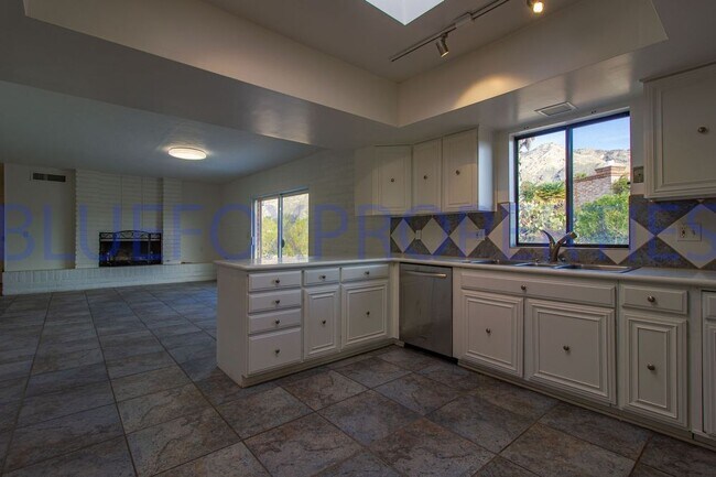 Building Photo - Stunning home off Sunrise and Swan!