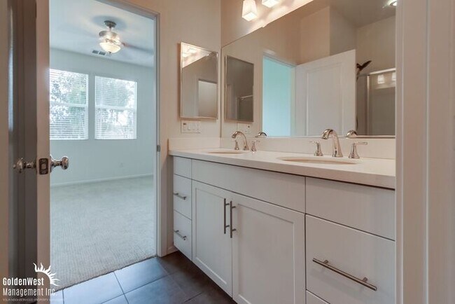 Building Photo - Stylish 3Bdm 3Ba Townhome with Chef’s Kitc...