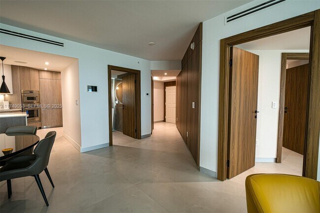 Building Photo - 16699 Collins Ave