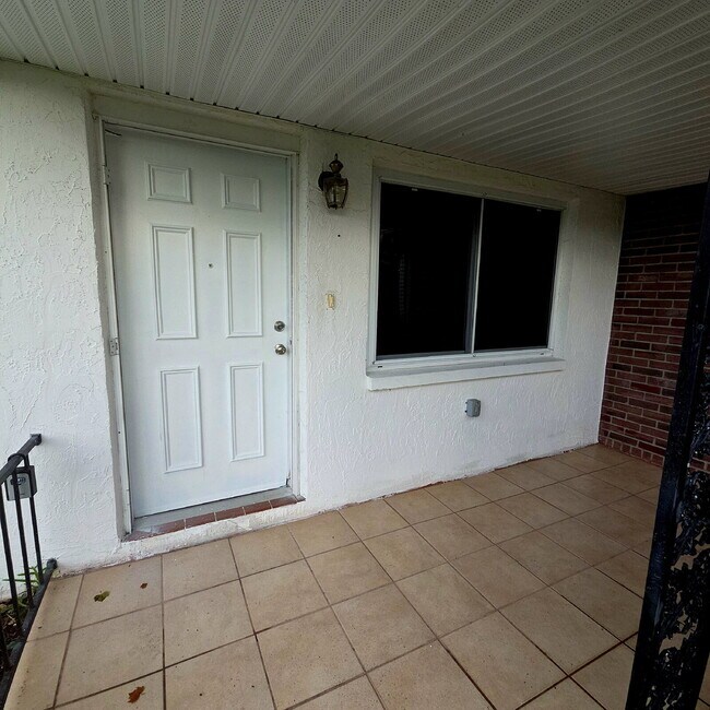 Building Photo - Freshly painted 2/2 Home with garage