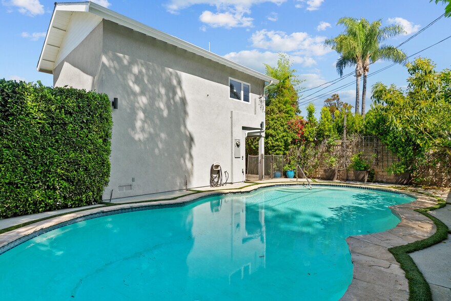 Building Photo - 4242 Van Nuys Blvd