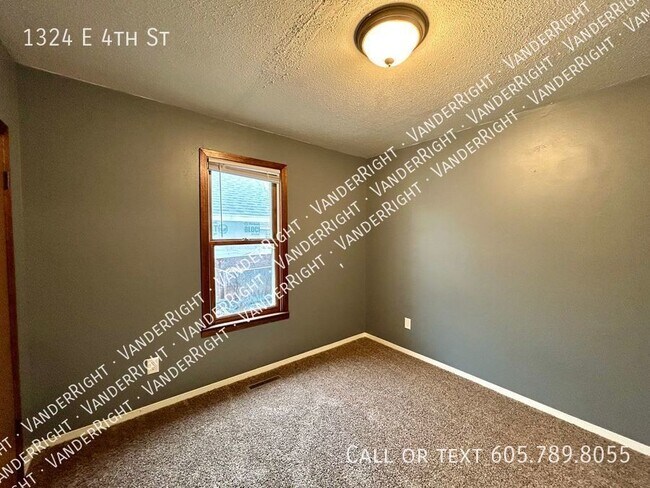 Building Photo - 1324 E 4th St