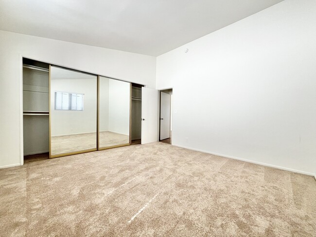 Building Photo - 333 Rexford Dr