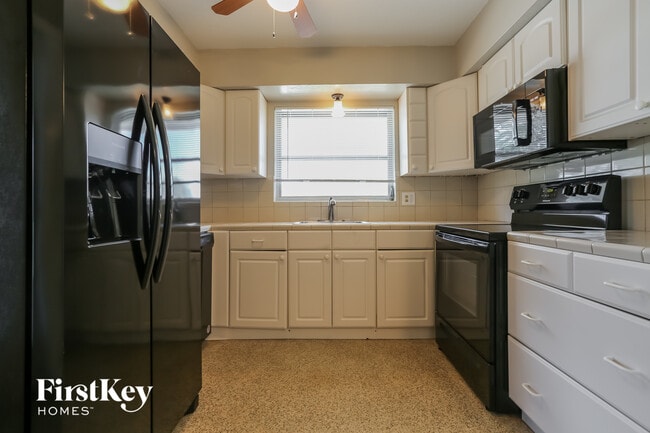 Building Photo - 75 Lakeview Ln