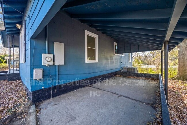 Building Photo - 1127 W 5th Ave