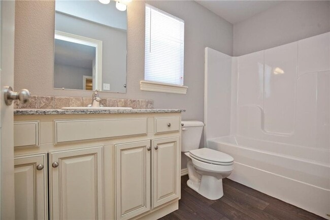 Building Photo - 4 Bed 4.5 Bath Townhouse just mins away from the University!