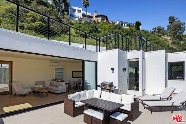 Building Photo - 3843 Rambla Pacifico St