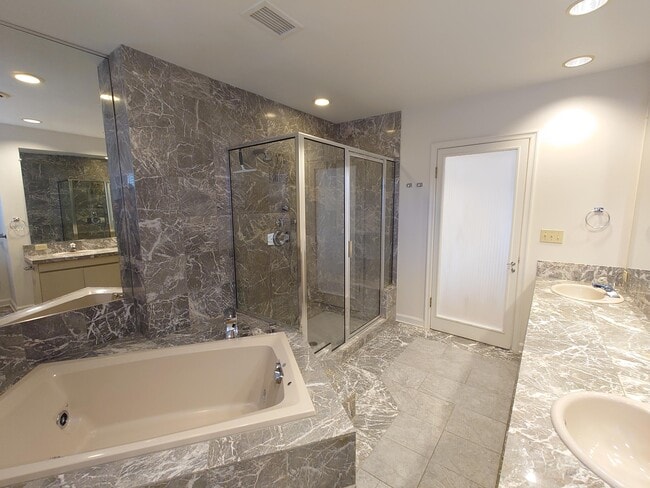 Building Photo - 3200 E Hampshire St