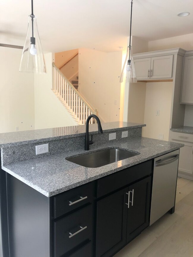 Building Photo - Townhome with 3 Bed/2.5 Bath w 1 Car Garag...
