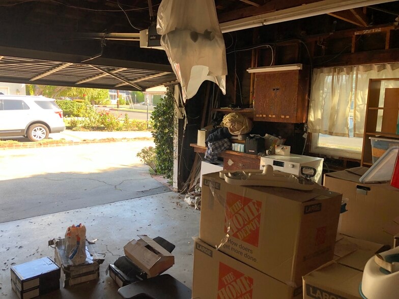 Garage - 5507 Noble Ave