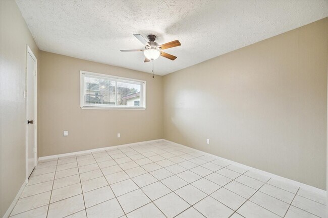 Building Photo - 21423 Park Valley Dr