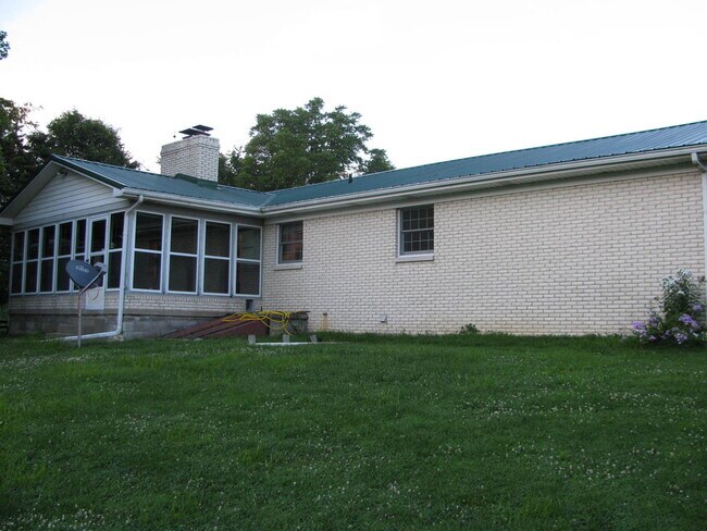 Building Photo - Private Farm House, Lots of Space, Country...