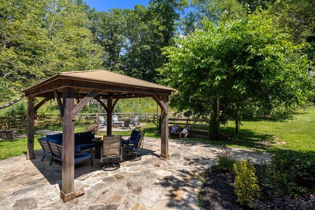 Building Photo - Spacious 6-Bedroom Furnished Home Near Asheville – Privacy, Comfort & Convenience!