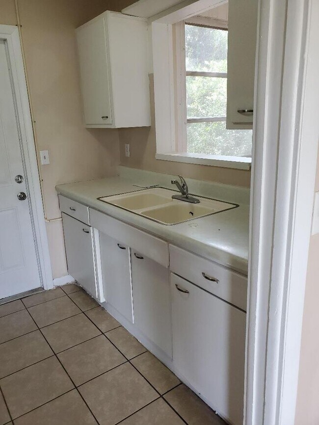 Building Photo - 3 Bed 1 Bath Home | Pet Friendly | Washer ...