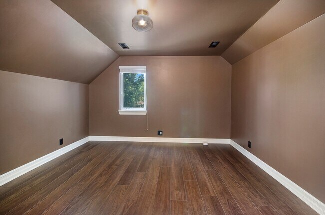 Building Photo - CHARMING 4 BED 2.5 BATH COLONIAL MINUTES F...