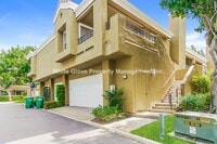 Building Photo - 2 Bedroom Townhome in Gated Irvine Community
