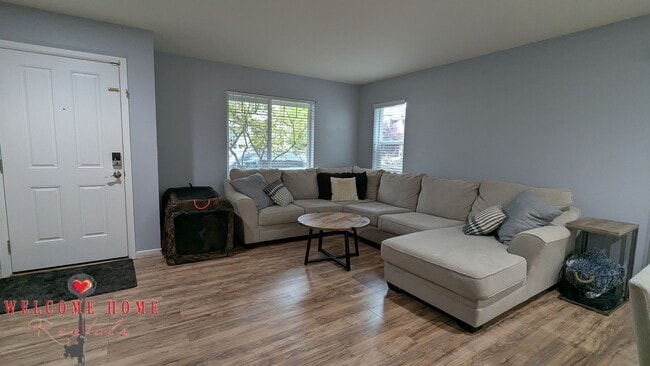 Building Photo - Flowing floorplan, minutes from I-5!!!