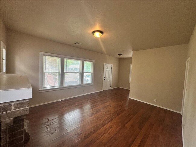 Building Photo - 750 Jenkins Ave