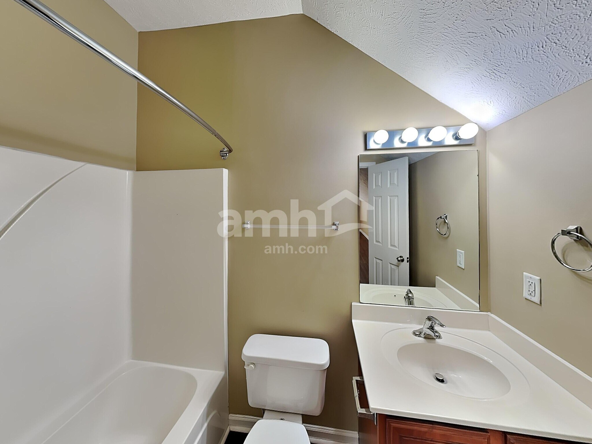 Building Photo - 4005 Strata Dr