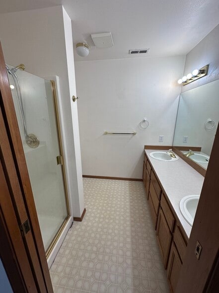 MBR Bath - 2210 Xenia St