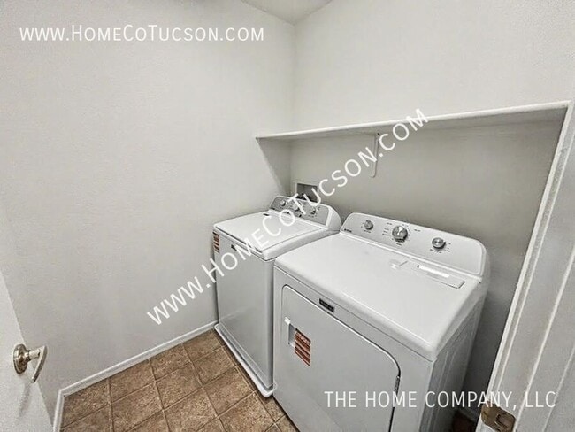 Building Photo - 2708 N Saramano Ln