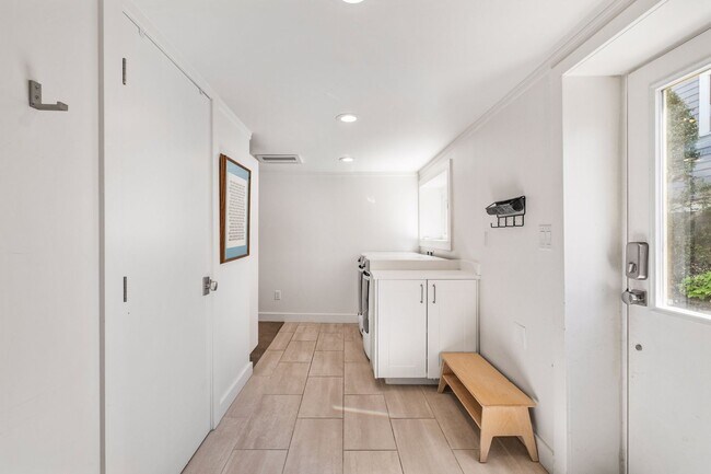 Building Photo - 5bd/2.75ba Seattle Home