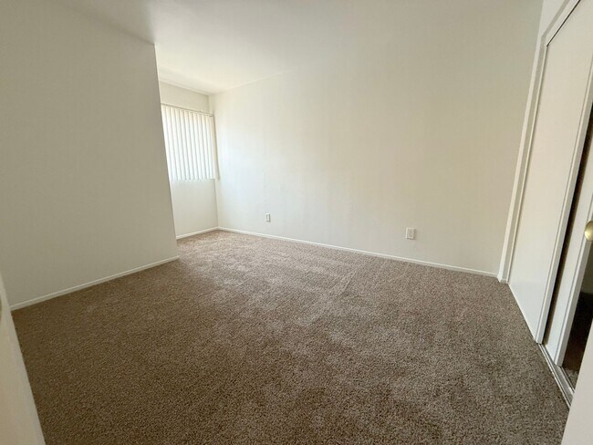 Building Photo - 2.5 Bed + 1.5 Bath + 2 Car Garage + Centra...