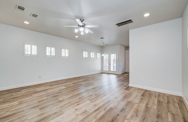 Building Photo - 624 E 39th St