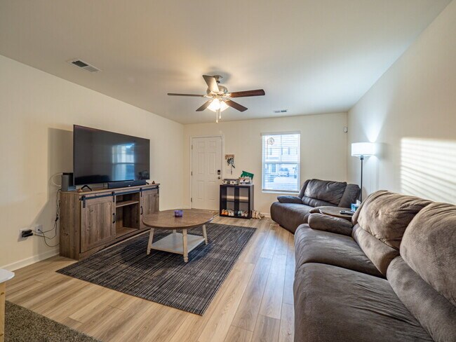 Building Photo - "Spacious Elegance Awaits: 4-Bedroom Haven with Granite Touches in Sumter"