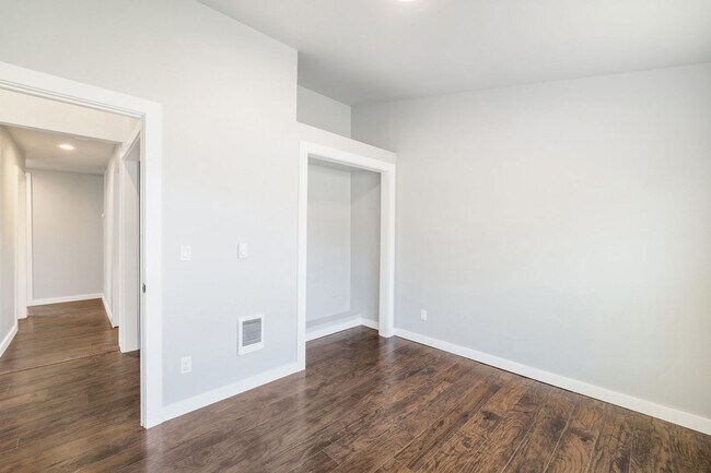 Building Photo - 415 S 11th St