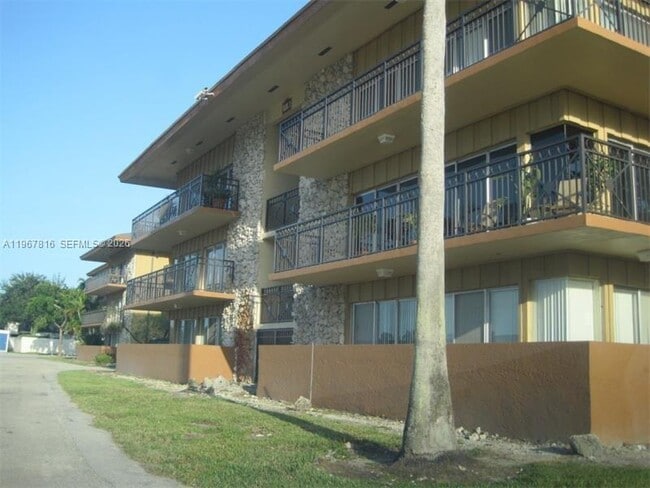 Building Photo - 4850 SW 63rd Terrace