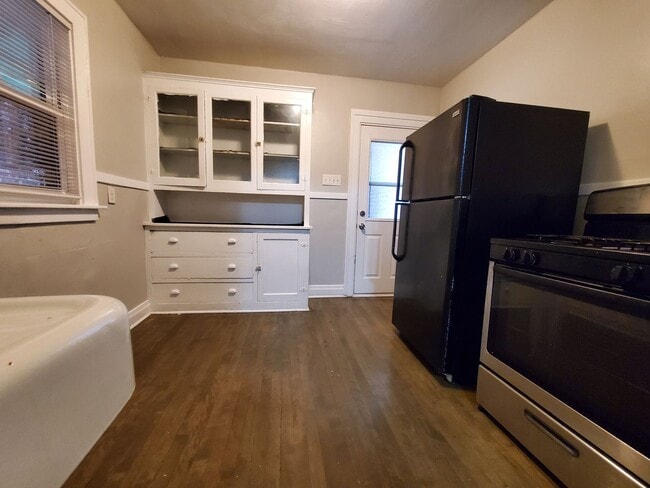 Building Photo - Renovated 2 Bedroom 1 Bathroom In East Chi...
