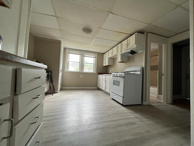 Building Photo - 614 E Broadway St