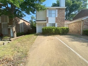 Building Photo - 207 Country Bend