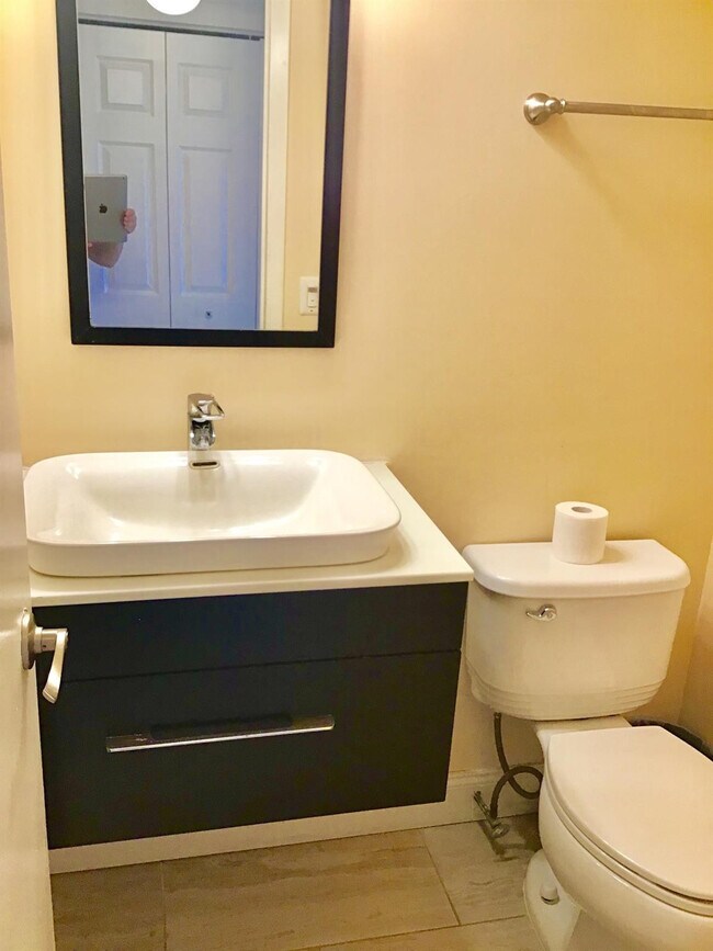 Building Photo - 135 Fanshaw D