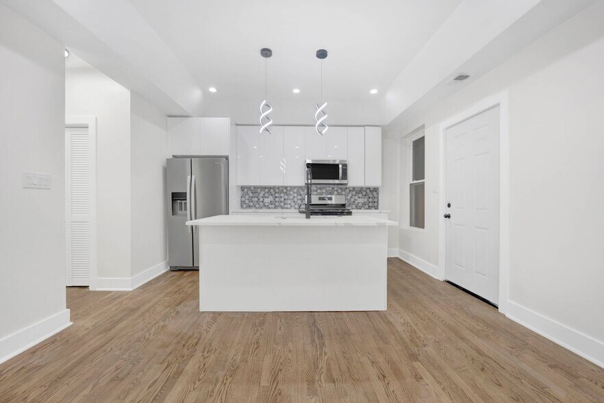 Building Photo - 4927 S Prairie Ave