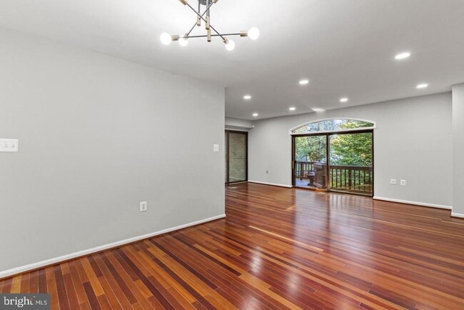 Building Photo - 4921 Sauquoit Ln