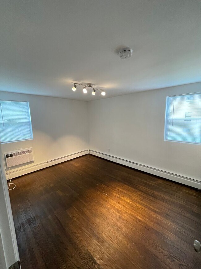 Building Photo - 177 - Oak Park Manor 1121
