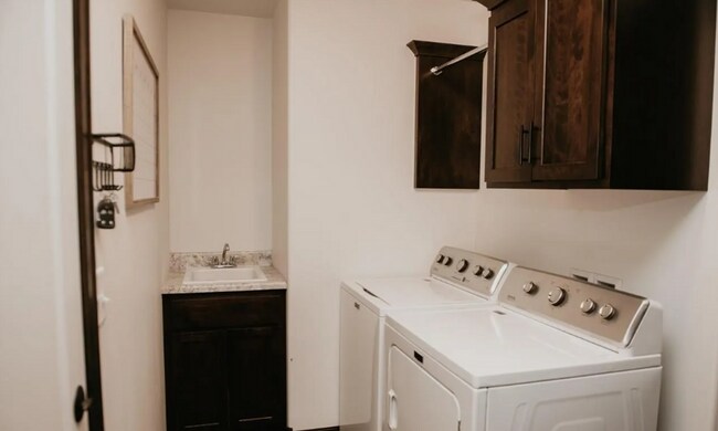 Building Photo - Discover Your Dream Home: Inviting Open Floor Plan, Spacious Living, and Stylish Finishes Awaits ...
