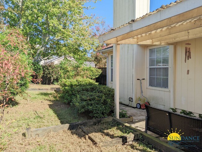 Building Photo - Centrally located and renovated Fort Walto...