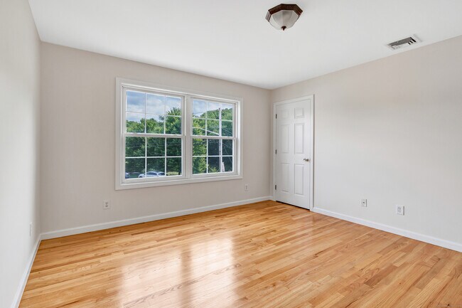 Building Photo - 18 Kathryn Dr