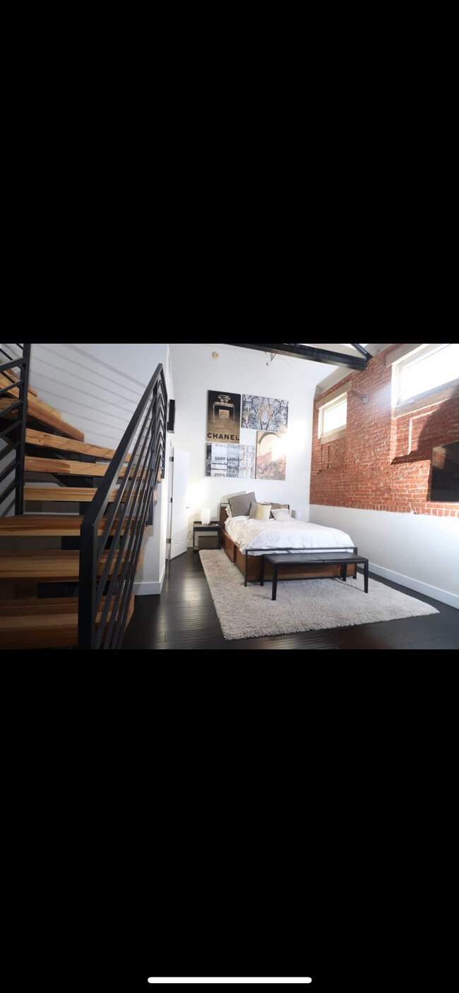 Building Photo - 408 W Saint Clair Ave