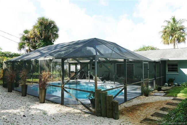 Building Photo - 905 SE Flamingo Ave